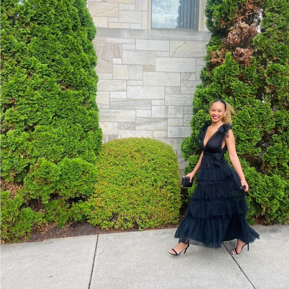 Elegant Black Evening Gown - Picture 2 of 4